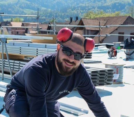 Im Rahmen eines Pilotprojektes stattete cablex in den letzten Monaten Swisscom Zentralen mit Photovoltaikanlagen aus