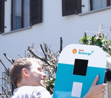 cablex Techniker vor Shell-Ladestation