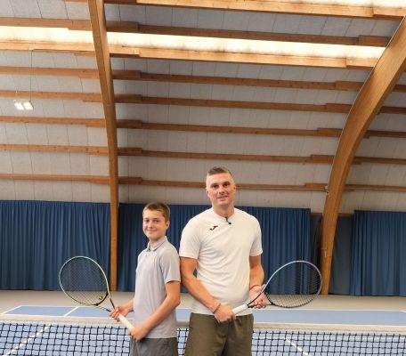 Vater und Sohn im Tennisduell.