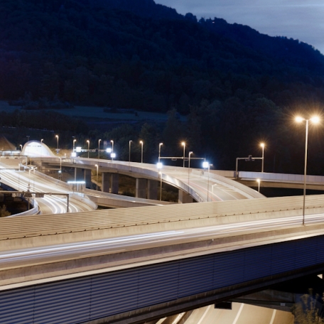 Beleuchtete Autobahn bei Nacht_24-9.jpg