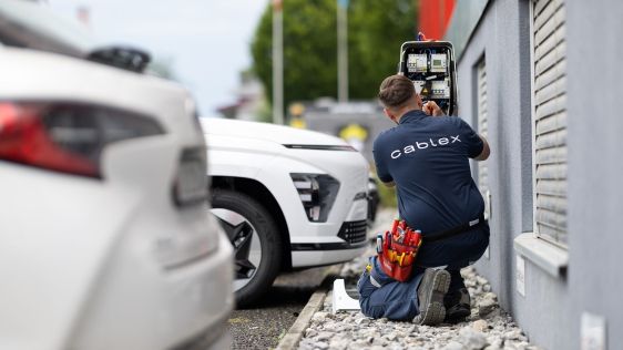 cablex Techniker arbeitet an einer Autoladestation.