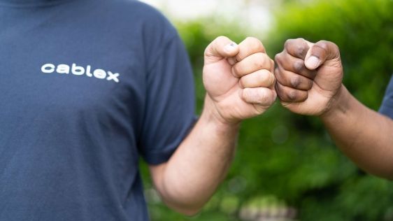 Deux collaborateurs de cablex se donnent un fistbump.