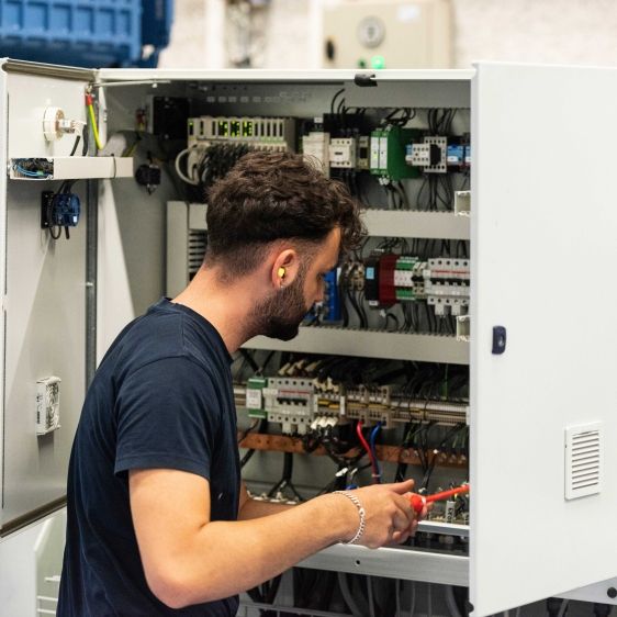 Un apprenti installateur‐électricien au travail.