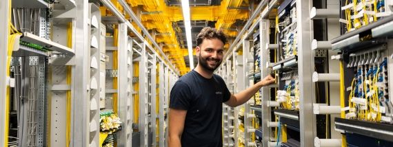 Un apprenti installateur‐électricien au travail.