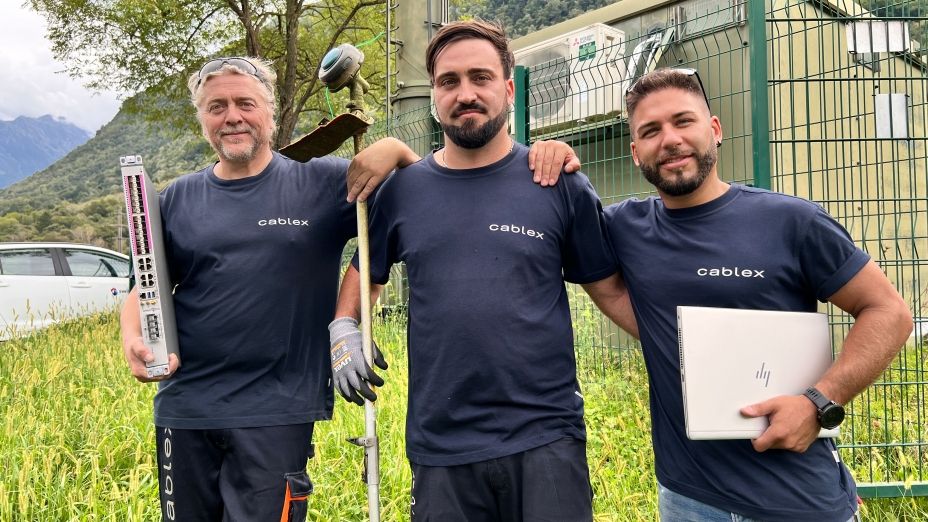 Trois collaborateurs de cablex qui se mettent avec flexibilité au service de l'entreprise.