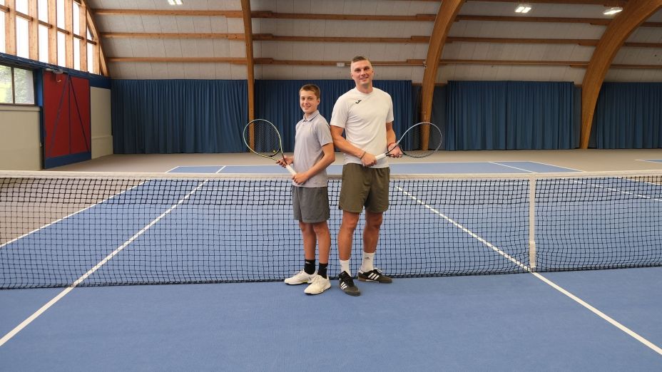 Vater und Sohn im Tennisduell.