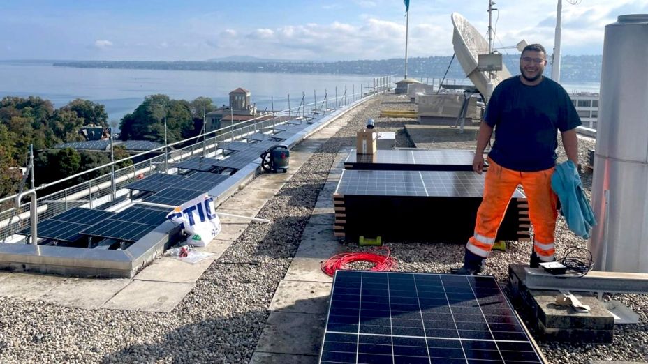 cablex Techniker steht auf dem Dach mit den verlegten Solarpaneelen.