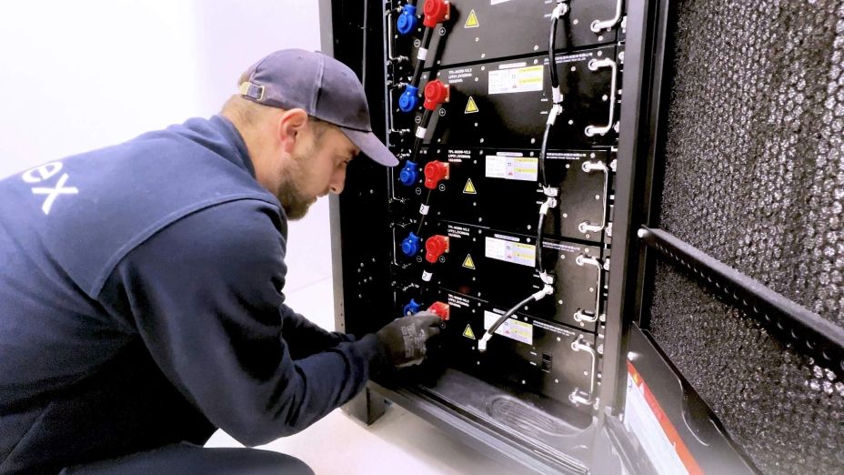 Monteur bei der Installation eines Batteriespeichers.