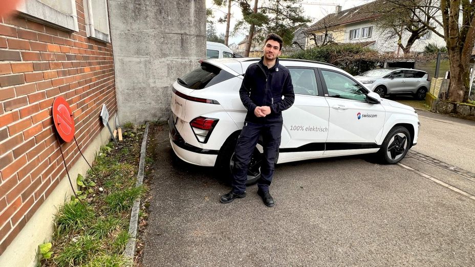 Field Service Techniker vor seinem E-Auto